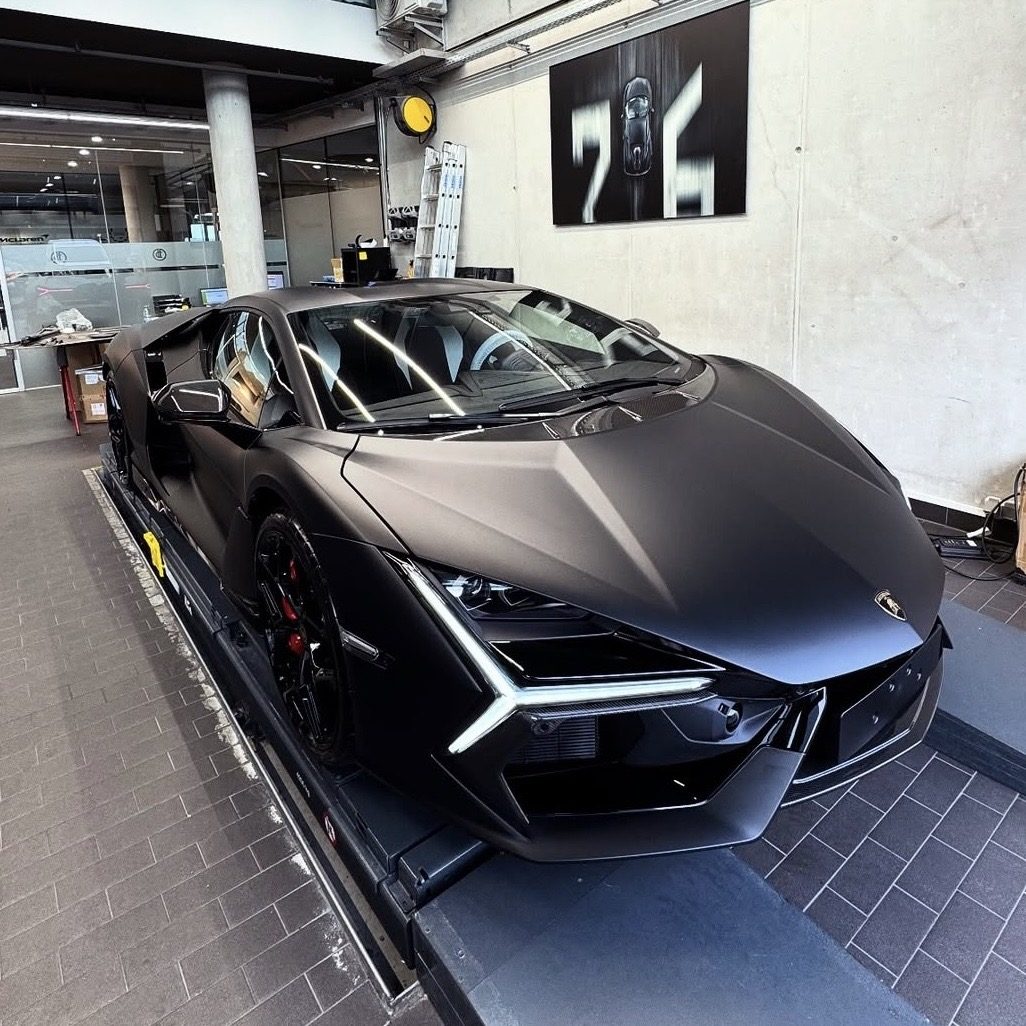 Lamborghini Revuelto Mattschwarz Lackpflege und Versiegelung